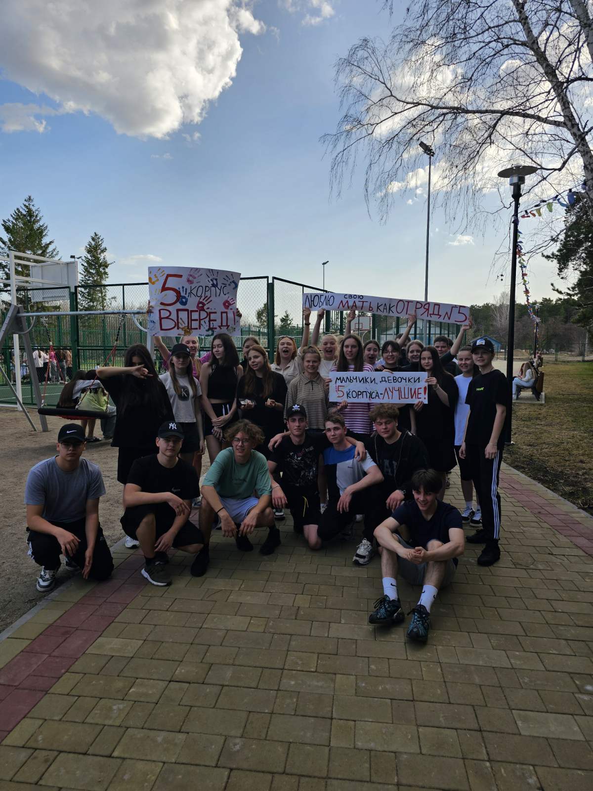 Белгородские школьники приступили к занятиям в Новотроицкой школе.