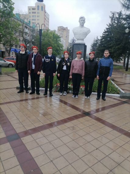 Возложение цветов к памятнику генерал-майору М.П.Лебедю.